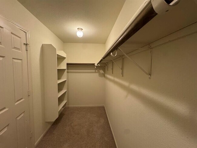 Building Photo - 376 Musgrav