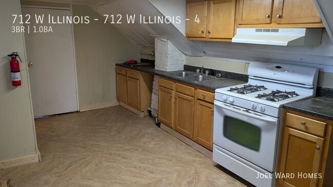 Building Photo - 3 Bedroom 1 Bathroom Unit Located 1 Block ...