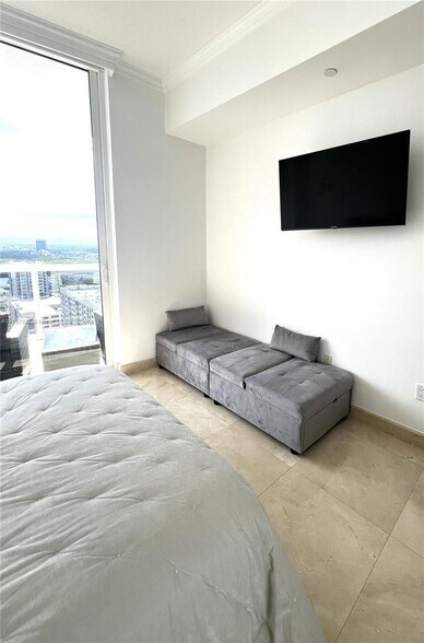 Building Photo - 15901 Collins Ave