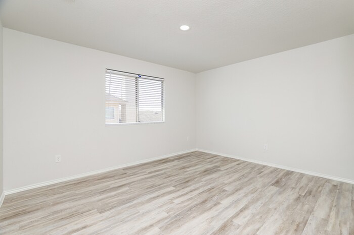 Building Photo - 10611 Hunters Pond