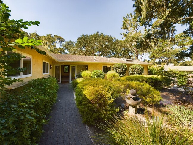 Building Photo - Luxury Living in Pebble Beach