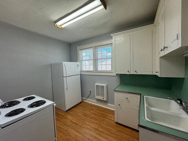 Building Photo - A Great Place to Call Home! Upstairs Apartment for Rent!!