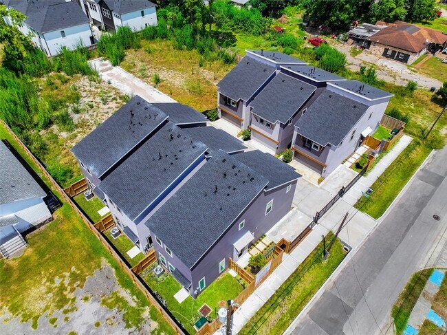 Building Photo - 864 Paul Quinn St