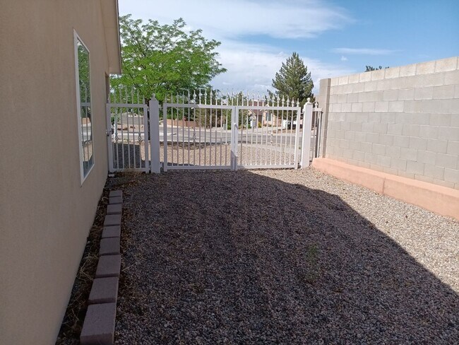 Building Photo - 3 Bedroom, 2-Bathroom Located in NW ABQ!! ...