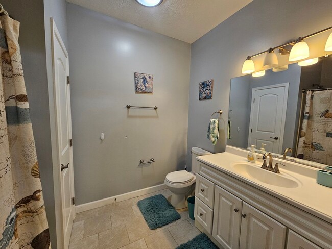 Building Photo - 4 Bedroom, 3 Bathroom home AVAILABLE 07/01...