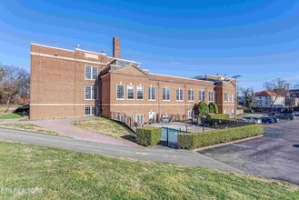 Building Photo - 523 N Bertrand St