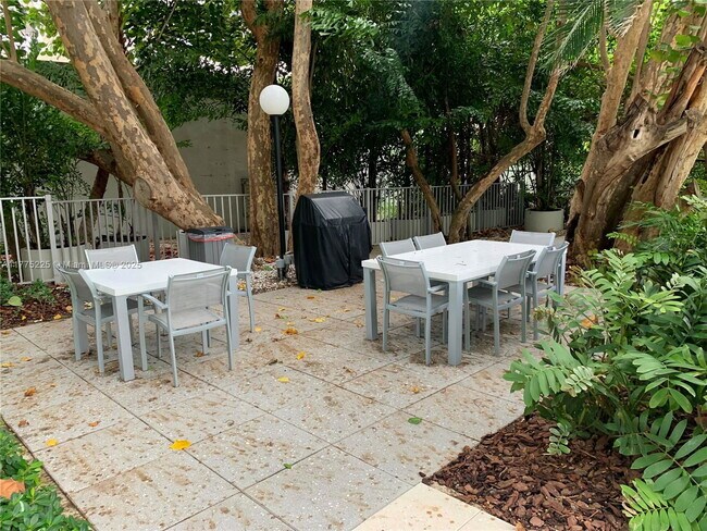 Building Photo - 2025 Brickell Ave