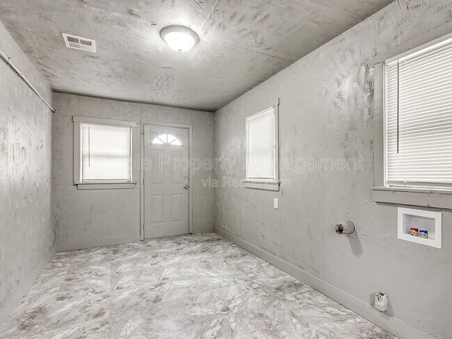 Building Photo - 2612 N Fonshill Ave