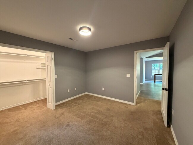 Building Photo - 1270 Skyview Dr