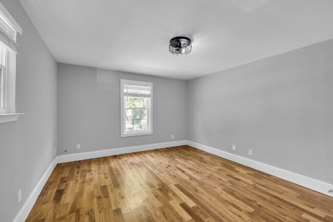 Building Photo - Sleek Highland Park Unit – Great Location,...