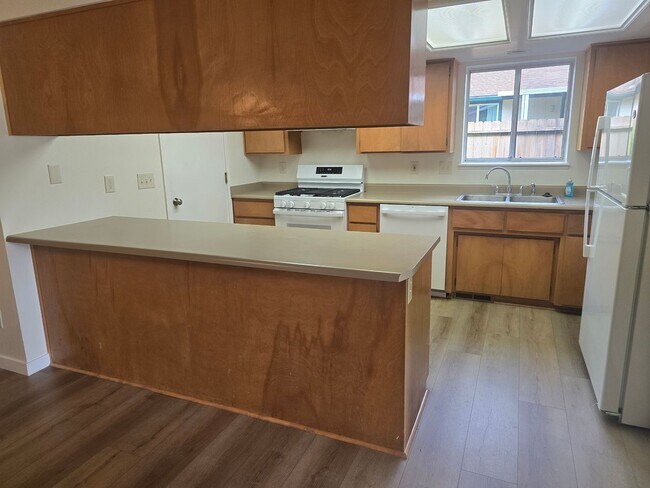 Building Photo - 3 bed 2 bath Single Home for Rent in Grants Pass