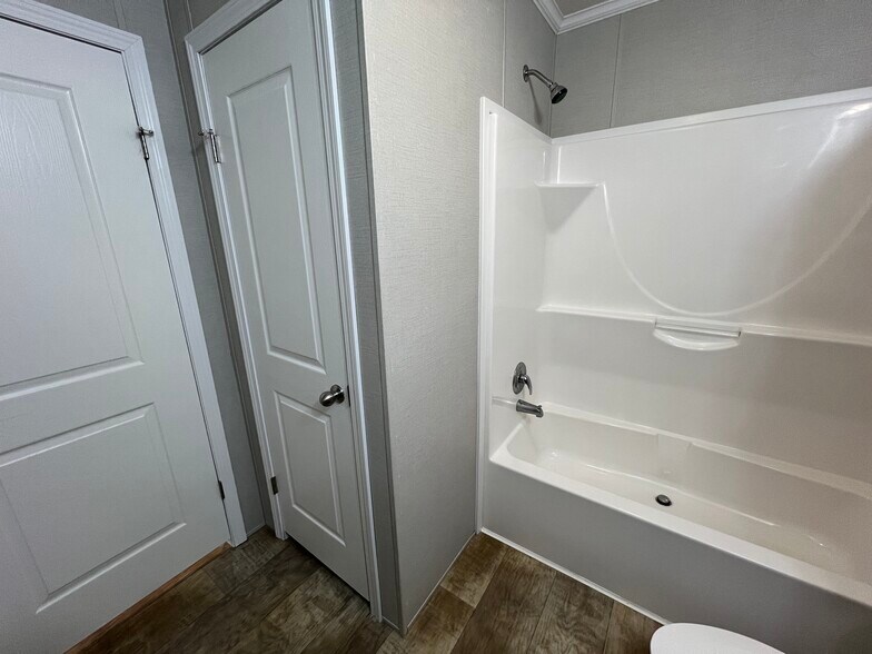 Building Photo - 15856 Marentette Dr