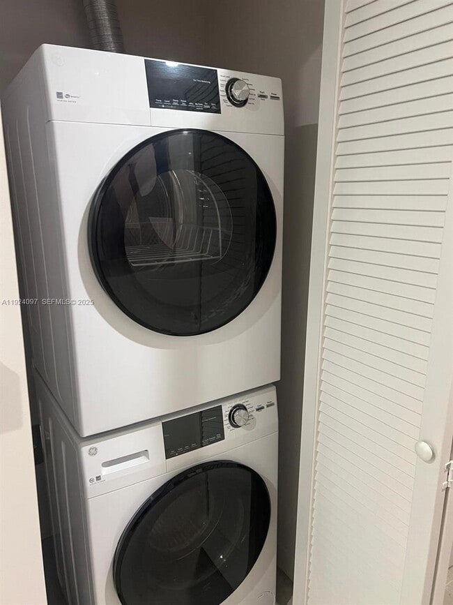 Building Photo - 11 NE 6th St