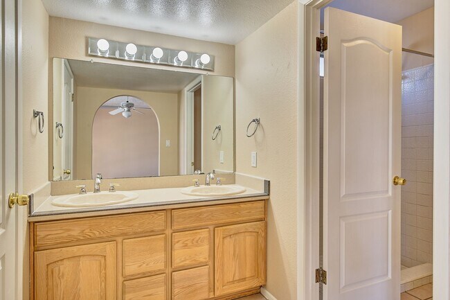 Building Photo - Garden Dr