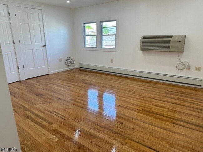 Building Photo - 10 Kipp Pl