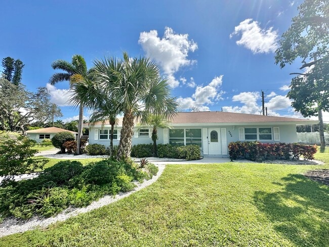 Building Photo - ** CENTRAL NAPLES **4 BED / 2 BATH ** POOL**PETS OK**ANNUAL RENTAL**