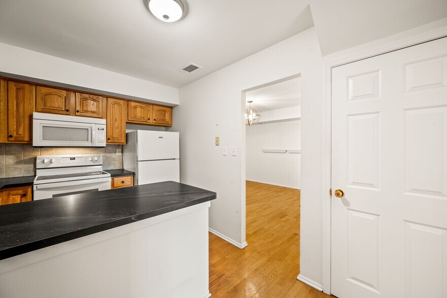 Building Photo - 404 Worthington Dr