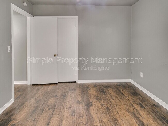 Building Photo - 136 Burton Pl