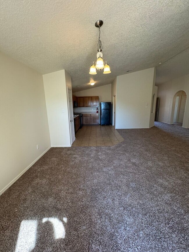 Building Photo - Coming soon!  Great 3 bed, 2 bath, home in Huning Ranch!