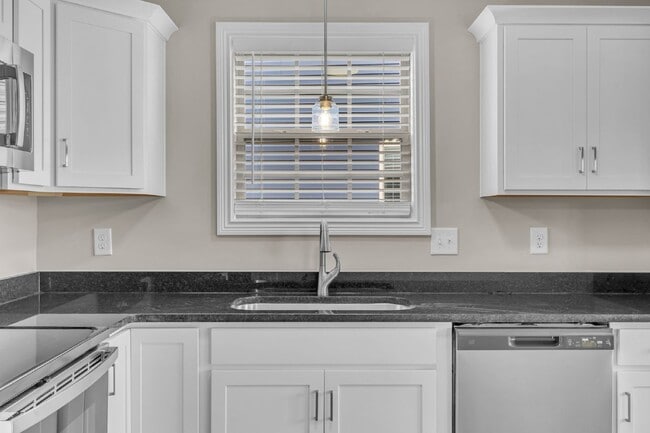 Building Photo - Charming 3 Bedroom Home with 2 Full Baths in Clarksville, TN - Don't Miss Out!