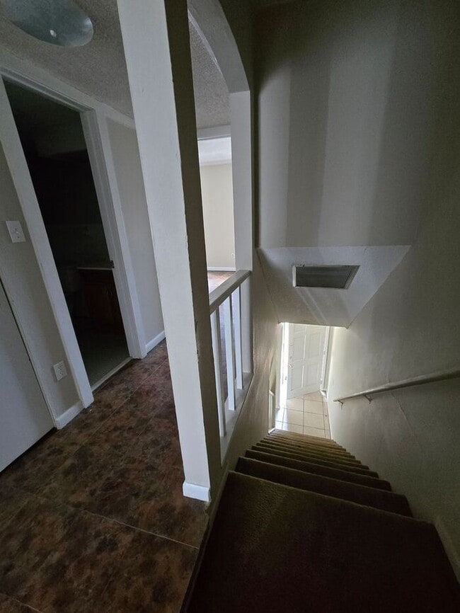 Building Photo - 2 bedroom Townhome off Pensacola Available