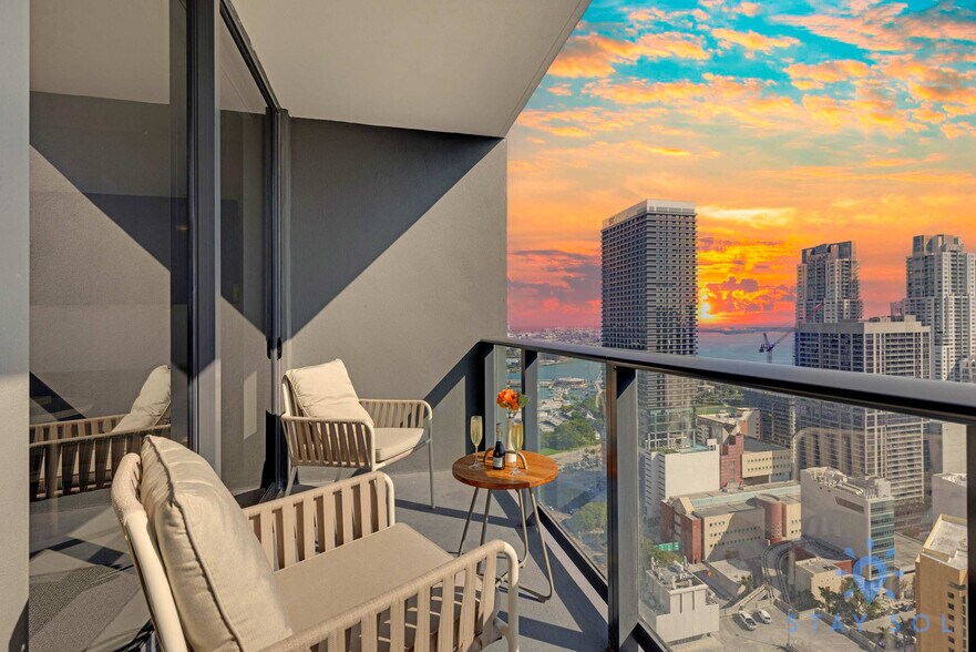 Building Photo - 601 NE 1st Ave