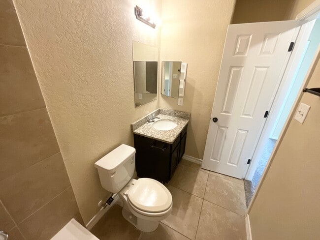 Building Photo - Luxury townhome by Retama Park!