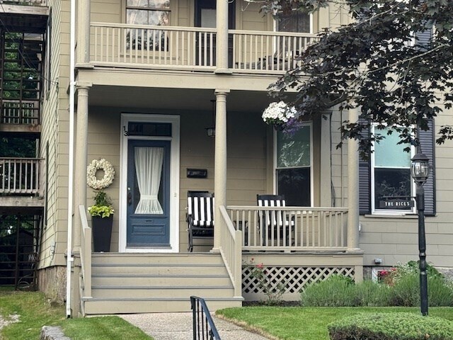Building Photo - 13 Oak St