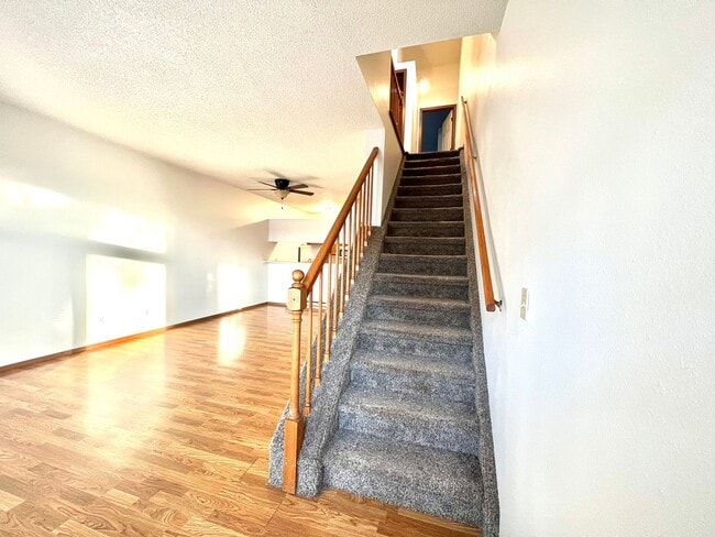 Building Photo - 3 bed, 2 bath Townhome - 1 Month Free on a 12-Month Lease!