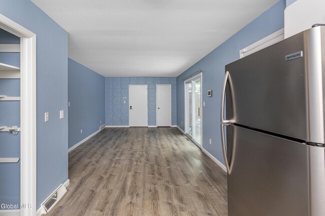 Building Photo - 7 Elgin St