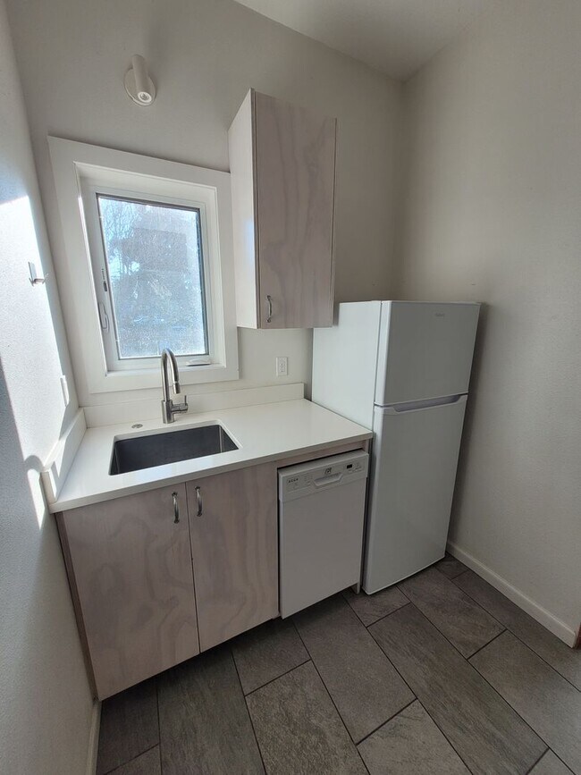 Building Photo - 332 W 5th Ave