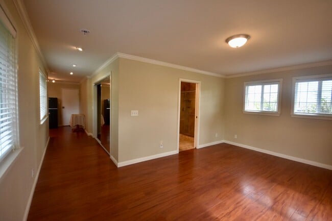 Building Photo - Large Kailua Studio - Utilities Included.  $2300/mo