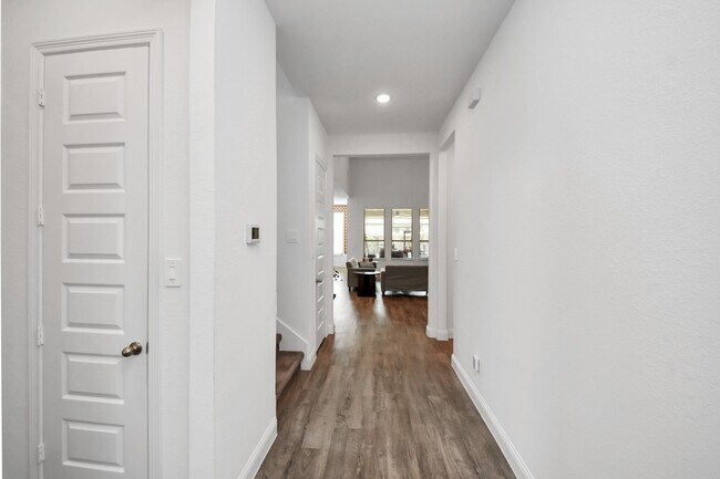 Building Photo - 606 Round Lake Dr