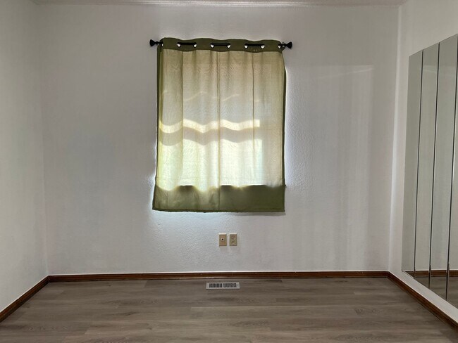 Building Photo - Spacious 3 Bedroom