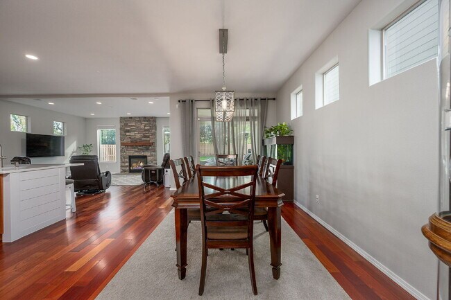 Building Photo - Spacious 4-bed Home with High Ceilings