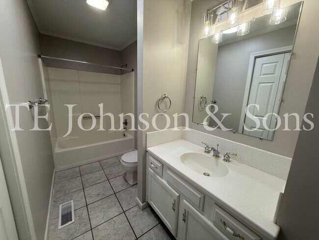 Building Photo - Charming 3 Bedroom Home Near Country Club ...