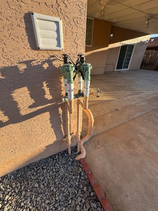 Building Photo - 5 Bedroom, 3.5 Bath, Beautiful 1,856 SQ FT...