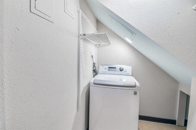 Building Photo - 452 N Post Oak Ln