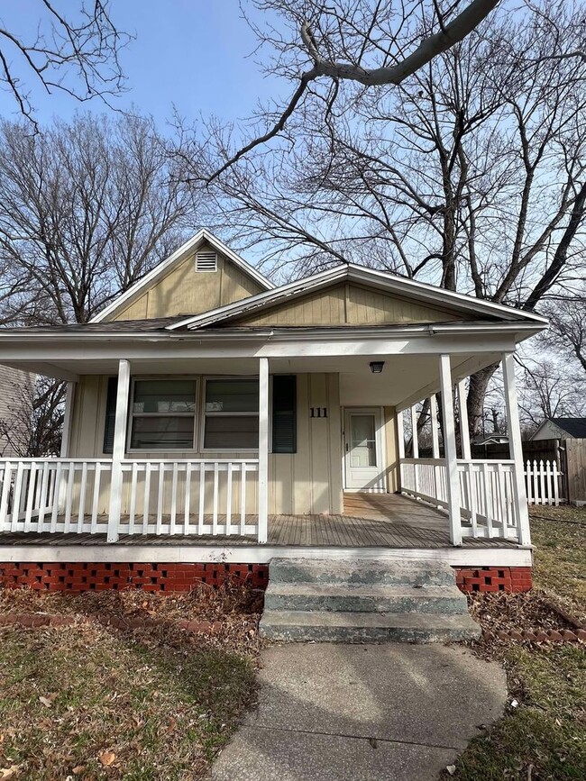 Primary Photo - CUTE 2 BEDROOM / 1 BATHROOM HOUSE LOCATED ...