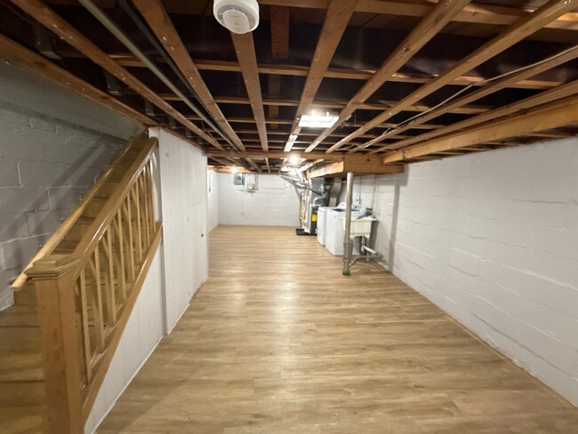 Building Photo - 2 Bedroom Townhome