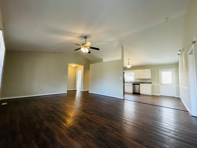 Building Photo - Available Now! North Lincoln Schools - 3 Bedrooms 2 Bath home on quiet street