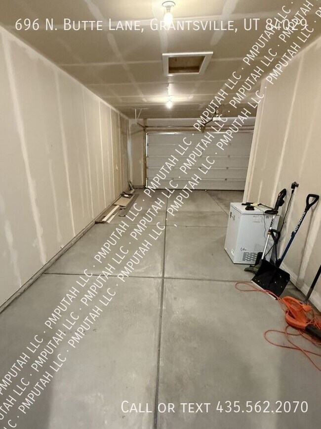 Building Photo - 696 Butte Ln