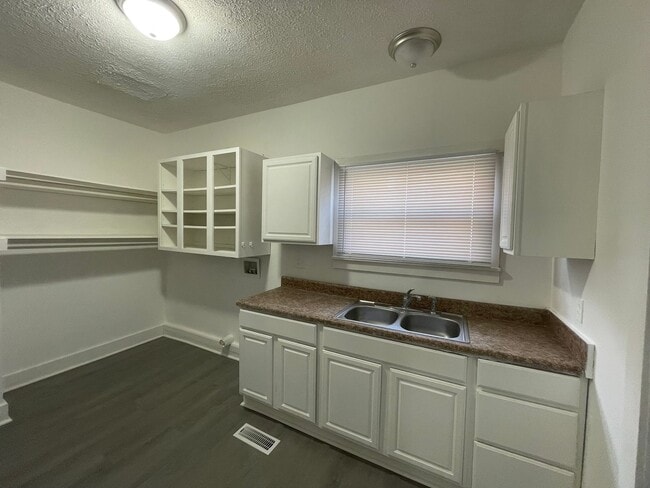 Building Photo - Renovated Home - Close to Downtown