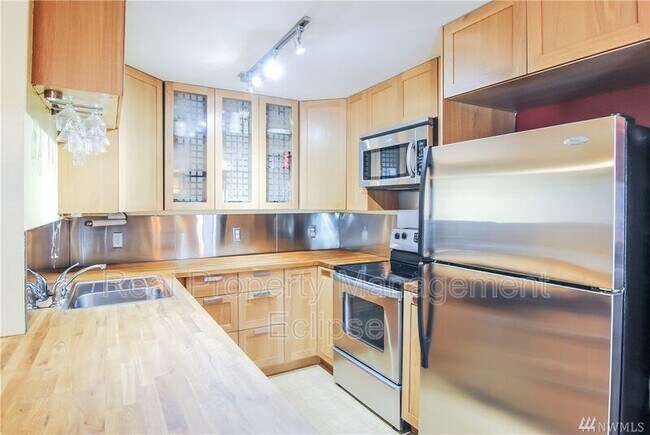 Building Photo - 3825 NE 155th Pl