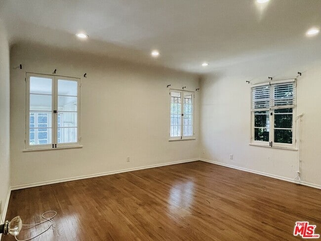 Building Photo - 203 N Doheny Dr