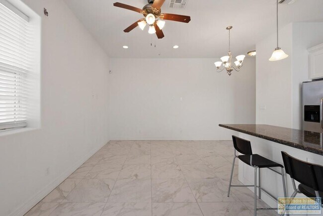 Building Photo - 110 E Retama St