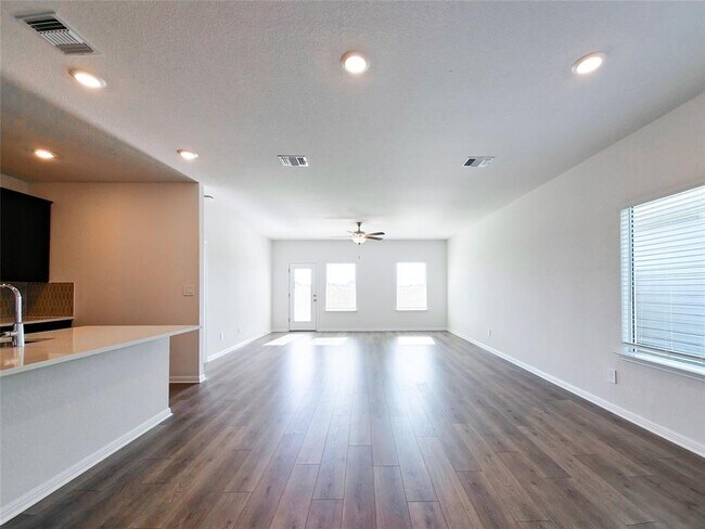 Building Photo - 136 Holmby Dr