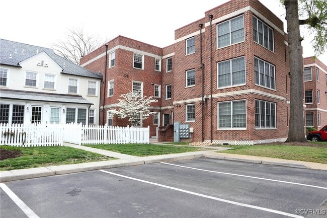 Building Photo - 45 E Lock Ln