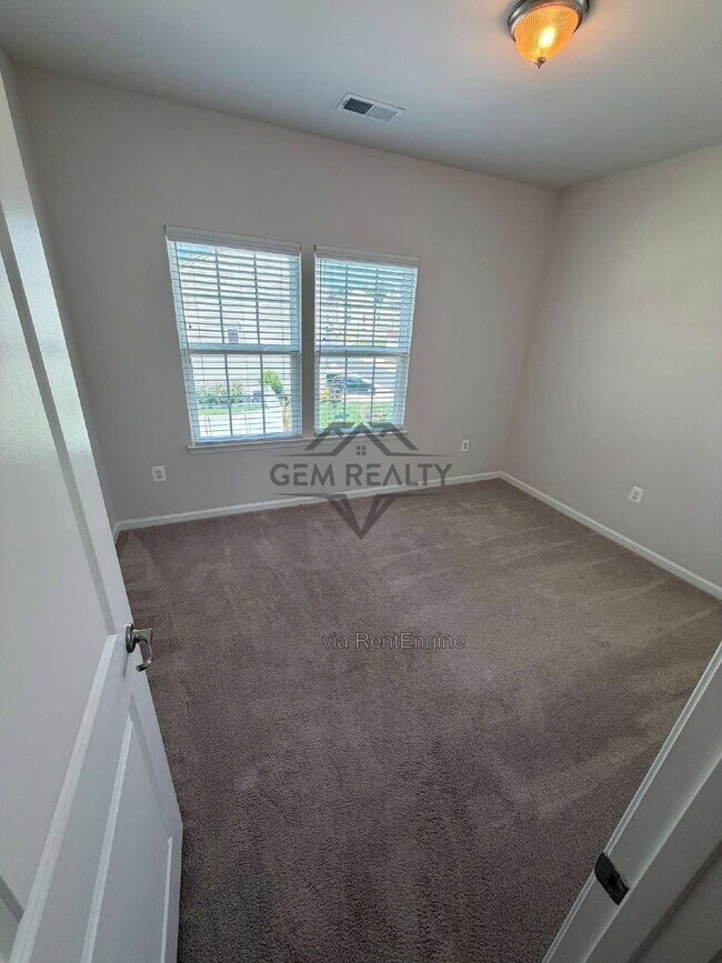 Building Photo - 501 Rolling Valley Dr
