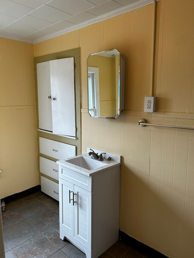 Primary Photo - 325 Main St